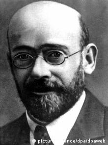 Das Archivbild zeigt den polnischen Arzt und Pädagoge Janusz Korczak, Verfasser von u.a. Wie man ein Kind lieben soll und Das Recht des Kindes auf Achtung, in einer zeitgenössischen Aufnahme. Seit 1911 leitete er das jüdische Waisenhaus in Warschau. Obwohl ihm die Möglichkeit zur Flucht gegeben war und wohl wissend um das zu erwartende Schicksal begleitete er die ihm anvertrauten Kinder in das Vernichtungslager Treblinka. 1972 wurde Janusz Korczak posthum mit dem Friedenspreis des Börsenvereins des Deutschen Buchhandels geehrt. Er wurde am 22. Juli 1878 (nach anderen Angaben 1879) in Warschau geboren und ist Anfang August 1942 in Treblinka ermordet worden. dpa (zu dpa-KORR.: Janusz Korczak: Respekt vor Würde der Kinder bis zum Tod in Treblinka vom 16.07.2003 - nur s/w)