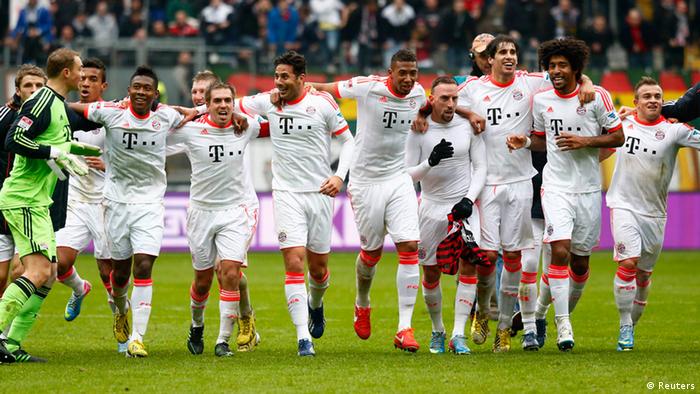 Bayern munchen menguasai gelar juara liga jerman dalam sembilan musim terakhir seusai dipastikan menjadi kampiun musim 2020/21. Bayern Munchen Juara Bundesliga 2012 2013 Semua Konten Media Dw 08 04 2013