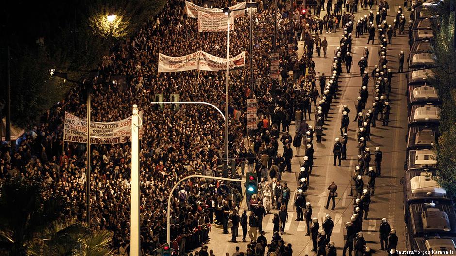 But is there a reason to linger longer than a tourist in modern athens? Greeks March On Athens Us Embassy To Protest Killings News Dw 17 11 2014