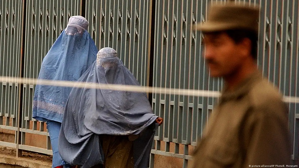 بازداشت دو پولیس زن در پیوند با ویدیوهای ملا رسول – DW – ۱۳۹۷۷۶