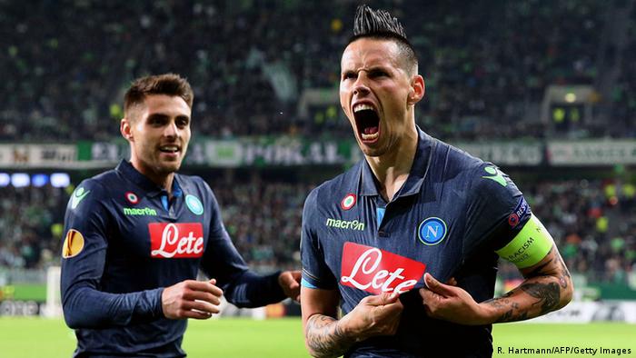 Gli azzurri in svantaggio al termine del primo tempo per il gol di emreli al 10. Napoli Thrash Wolfsburg In Europa League Sports German Football And Major International Sports News Dw 16 04 2015
