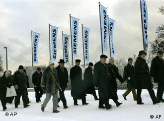 Siemens Boss Firm Needs Years To Overcome Corruption Scandal Business Economy And Finance News From A German Perspective Dw 21 12 2007