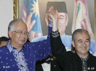 In 1964 abdullah graduated with a b.a. Kein Neuanfang In Malaysia Deutschland Dw 09 03 2008