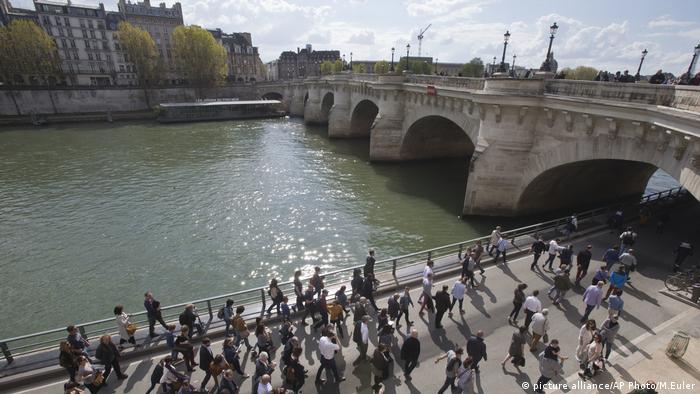 Capital of the unelli, a gaulish tribe, the town … The Seine River Banks In Paris Now Car Free Dw Travel Dw 05 04 2017