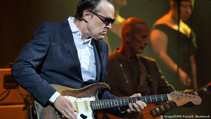 Listen and sing along to a song about the alphabet. Vkruag8c3o1slm