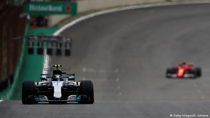 De coureurs rijden eerst een opwarmronde, waarna de op de startopstelling plaatsnemen. Brazilian Grand Prix Valtteri Bottas Takes Pole As Lewis Hamilton Crashes Out Sports German Football And Major International Sports News Dw 11 11 2017