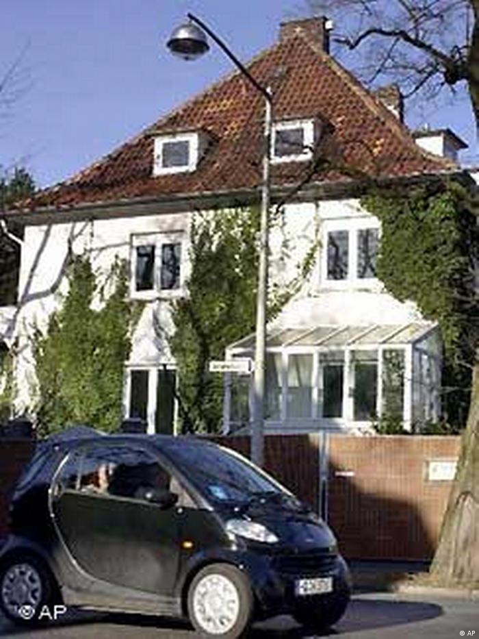 Gerhard schröder möchte vor gericht erreichen, dass er in seiner. Wahl Reise 2002 Wo Schroders Wohnen Dw Radio Dw 09 09 2002