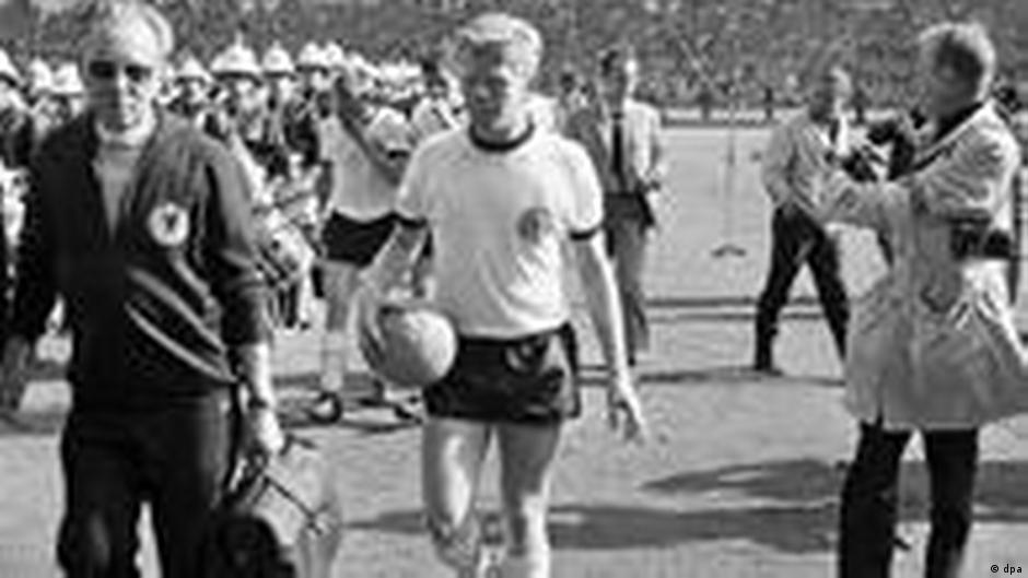 Some cities have parades and cultural performances. HoÅ£ul Care A Furat Mingea De Fotbal De Pe Wembley Societate Dw 30 07 2009