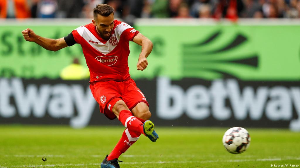 Andre Hoffmann D Gesture Gesture Football 1 Bundesliga 3 Matchday Eintracht Frankfurt F Fortuna Dusseldorf D 2 1 On 01 09 2019 In Frankfurt Germany Usage Worldwide Stock Photo Alamy Andre Hoffmann einer der nur zwei Profis im Kader von Fortuna Dsseldorf die sich bisher geweigert haben sich gegen das Coronavirus impfen zu lassen ist an Covid-19 erkrankt.