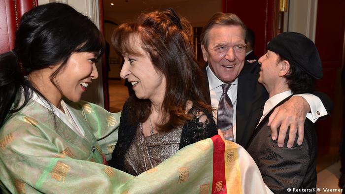 Juni 1970 in seoul, südkorea) ist eine südkoreanische wirtschaftsmanagerin, dolmetscherin und übersetzerin. Polit Promis Bei Hochzeitsfeier Von Altkanzler Gerhard Schroder Aktuell Deutschland Dw 05 10 2018