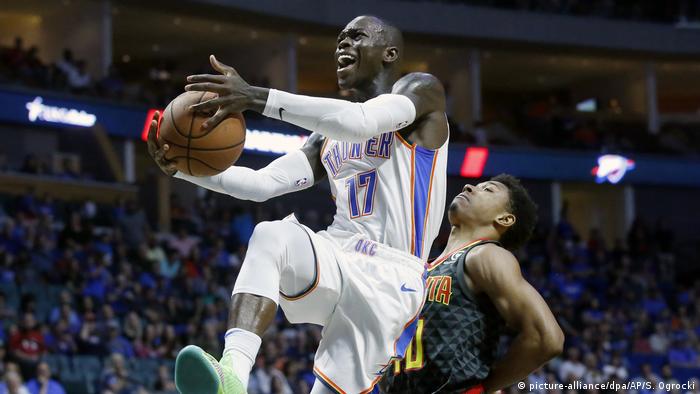 Basketballnationalspieler dennis schröder wurde bestohlen. Germany Thieves Steal 500 000 Worth Of Items From Nba Star Dennis Schroder S House News Dw 07 10 2019