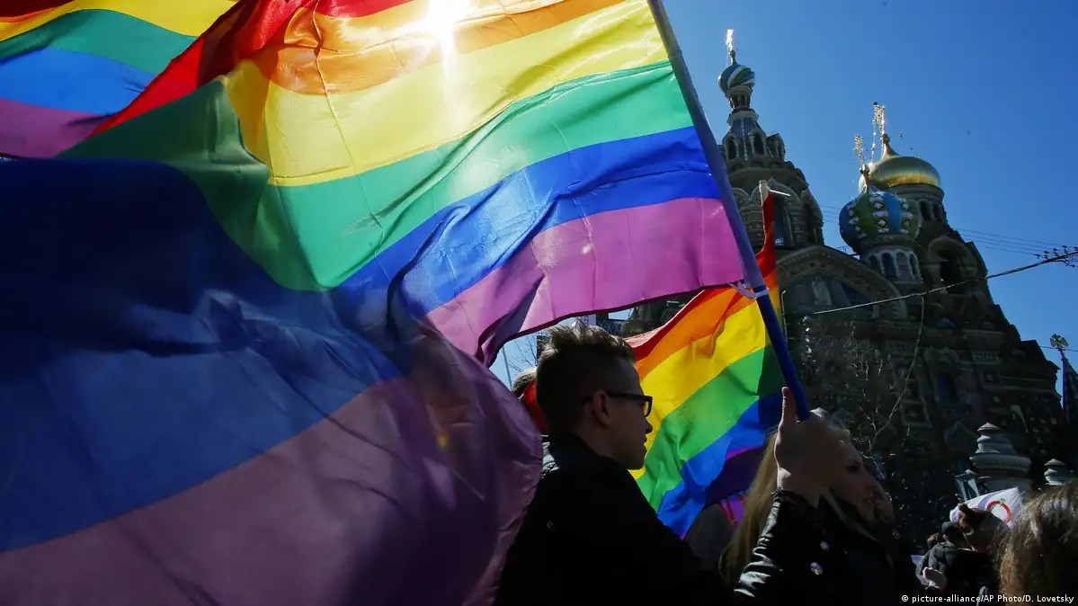 Russia: Putin seeks constitutional ban on gay marriage – DW – 03032020