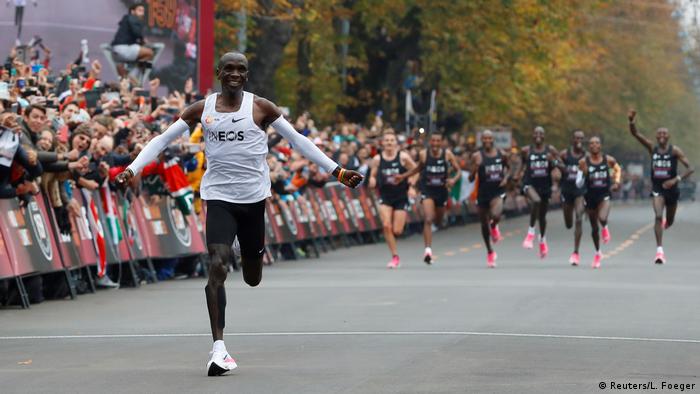 Kipchoge Marathon : Eliud Kipchoge Sets Under 2 Hours Marathon Record News Dw 12 10 2019