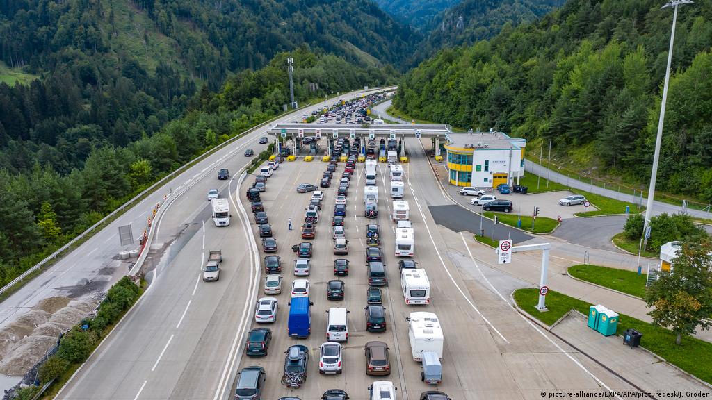 Kaos Na Granici Nakon Odmora U Hrvatskoj Gospodarstvo Dw 23 08 2020