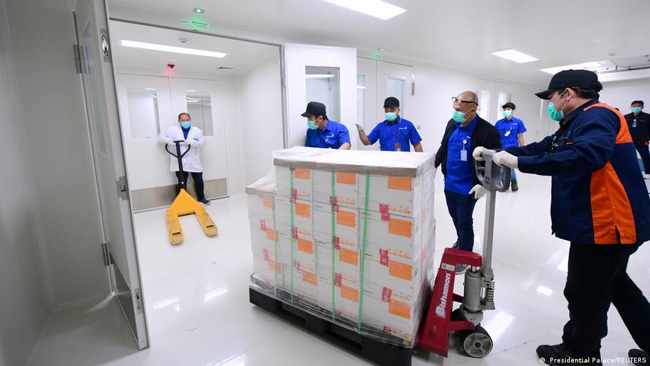 Vaksin johnson & johnson dikembangkan oleh janssen pharmaceuticals companies of johnson & johnson.vaksin ini telah mendapat emergency use of authorization (eua), untuk … Vaksin Covid 19 Tiba Di Ri Berapa Harganya Dan Siapa Yang Disuntik Pertama Indonesia Laporan Topik Topik Yang Menjadi Berita Utama Dw 07 12 2020