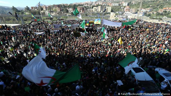 The algerian national soccer team celebrates with its fans after. Algeria Thousands Take To The Streets To Relaunch Protest Movement News Dw 16 02 2021