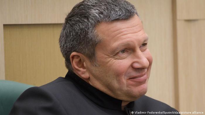 Вечер с владимиром соловьевым смотреть онлайн последние выпуски, без регистрации и надоедливой рекламы. Latviya Zapretila Vezd Rossijskomu Televedushemu Solovevu Novosti Iz Germanii O Evrope Dw 18 02 2021