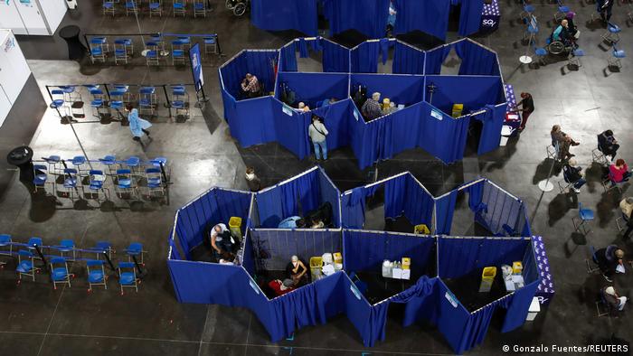 Centro de vacunación en Francia.