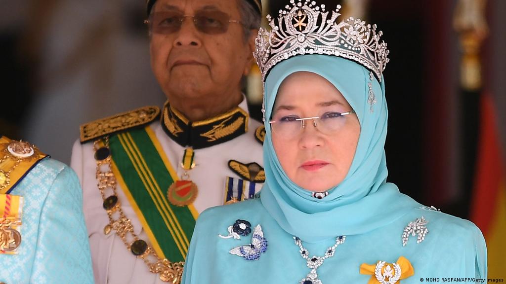 Laws abused to throttle online expression in malaysia, . Malaysia Artist Arrested For Insulting Queen With Spotify Playlist News Dw 24 04 2021