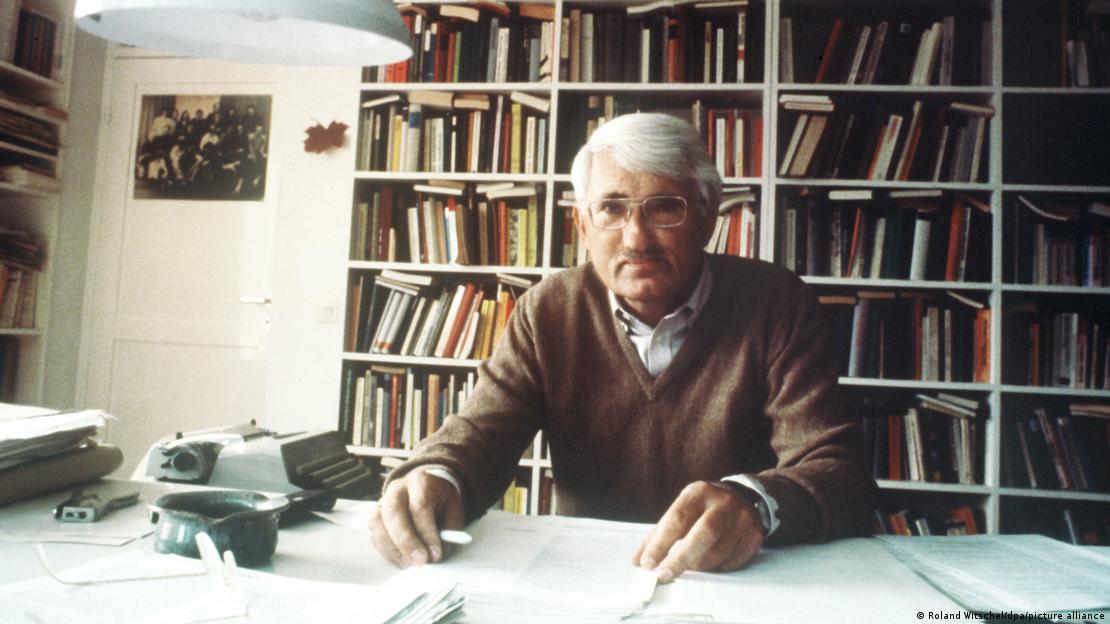 Habermas, figura central de la Escuela de Frankfurt, fotografiado en su hogar en Starnberg (1981). Habermas, figura central de la Escuela de Frankfurt, fotografiado en su hogar en Starnberg (1981).