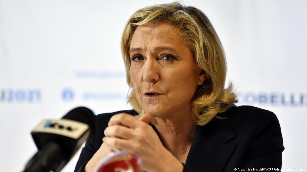 La ségolène royal des années 2000 s'est fait limer les dents, porte des décolletés, des talons, et une nouvelle coiffure résolument plus moderne. Marine Le Pen News And Current Affairs From Germany And Around The World Dw 02 04 2022