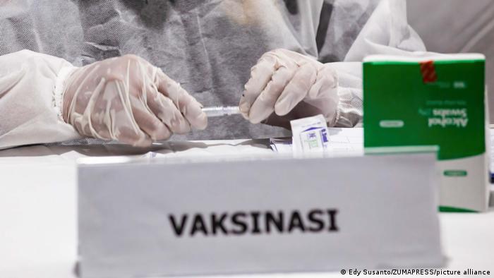 11.7.2021 · dalam aturan sebelumnya atau permenkes nomor 10 tahun 2021 vaksinasi gotong royong didefinisikan sebagai pelaksanaan vaksinasi kepada karyawan/karyawati, keluarga dan individu lain terkait dalam keluarga yang pendanaannya ditanggung atau dibebankan pada badan hukum/badan usaha. Program Vaksin Corona Berbayar Dikritik Kemenkes Beri Penjelasan Indonesia Laporan Topik Topik Yang Menjadi Berita Utama Dw 12 07 2021