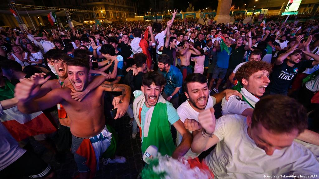 Pune tribine, a broj zaraženih raste | Evropa | DW | 07.07.2021