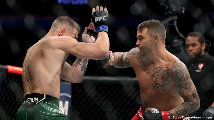 Photos surfaced of the incident that. Conor Mcgregor Loses To Dustin Poirier In First Round At Ufc 264 News Dw 11 07 2021