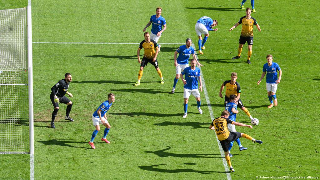 Vierter sieg in folge für den spitzenreiter. Why Bundesliga 2 Is European Football S Real Super League Sports German Football And Major International Sports News Dw 22 07 2021