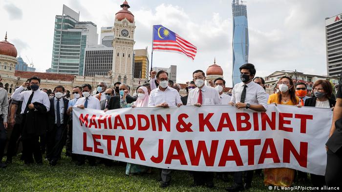 Peninsular malaysia (west malaysia) and east malaysia. Malaysia Police Block Lawmakers March To Parliament News Dw 02 08 2021