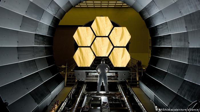 Nasa's james webb space telescope (jwst), scheduled to launch december 18 from the european spaceport in french guiana, is the largest, most . James Webb Our Best Ever Space Telescope Is Set For Launch Science In Depth Reporting On Science And Technology Dw 23 11 2021