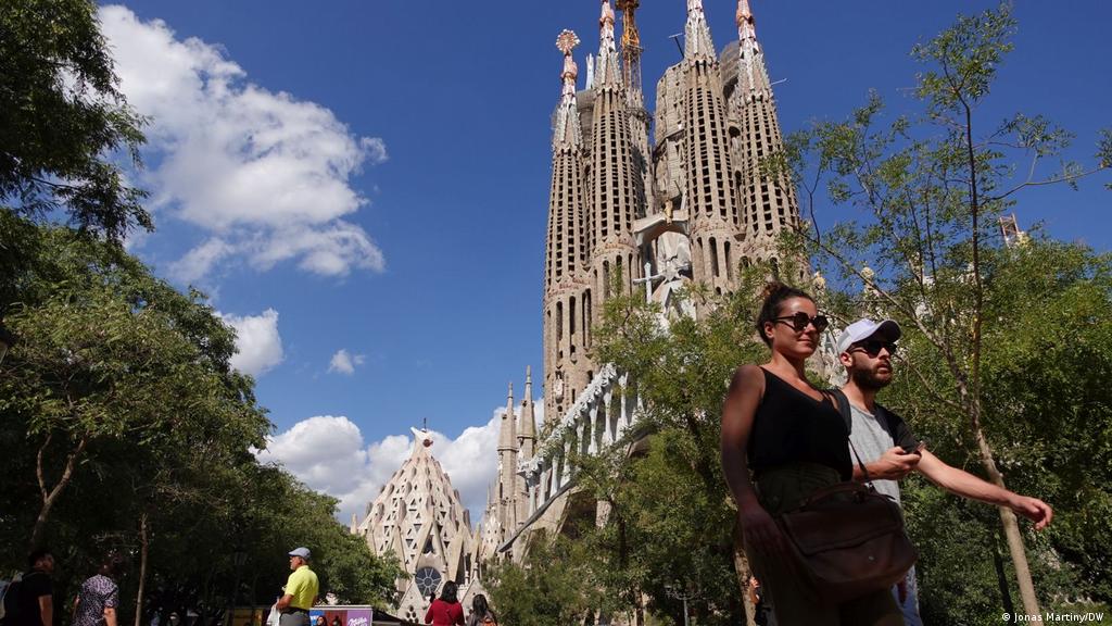 Access over 25 of barcelona's best museums and attractions. Barcelona Has High Hopes For The Return Of Mass Tourism Dw Travel Dw 17 10 2021