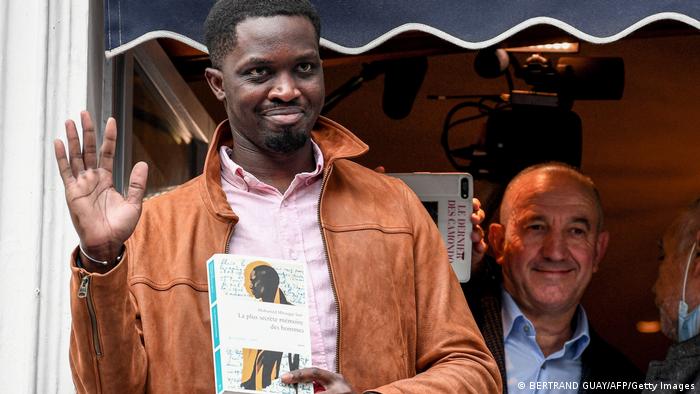 Mohamed mbougar sarr à la recherche du livre absolu. Vqxu85nsb08xqm