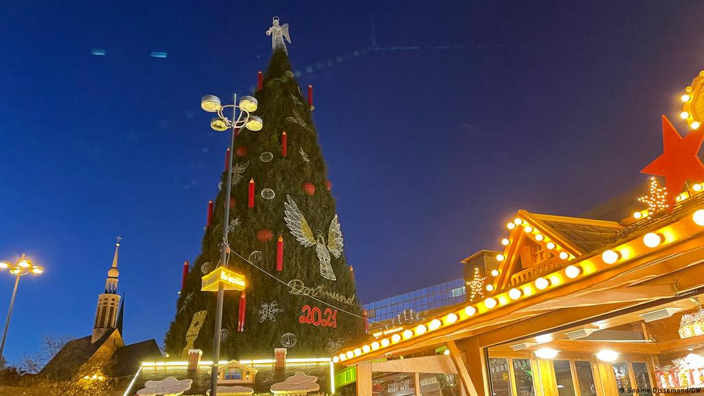 Christmas decoration like snowflake, tree and deer. Festive Market Under Germany S Biggest Christmas Tree Opens Despite The Pandemic Dw Travel Dw 29 11 2021