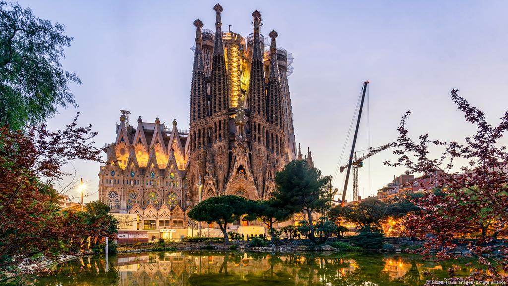El templo expiatorio de la sagrada familia (en catalán, temple expiatori de la sagrada família), conocido simplemente como la sagrada familia, es una basílica católica de barcelona (), diseñada por el arquitecto antoni gaudí.iniciada en 1882, todavía está en construcción.es la obra maestra de gaudí, y el máximo exponente de la arquitectura modernista catalana. Jordi Fauli Tras Los Pasos De Gaudi En La Sagrada Familia De Barcelona Europa Al Dia Dw 15 12 2021
