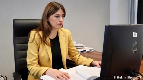 Albulena Haxhiu, ushtruese e detyrës së Presidentes, para kompjuterit 