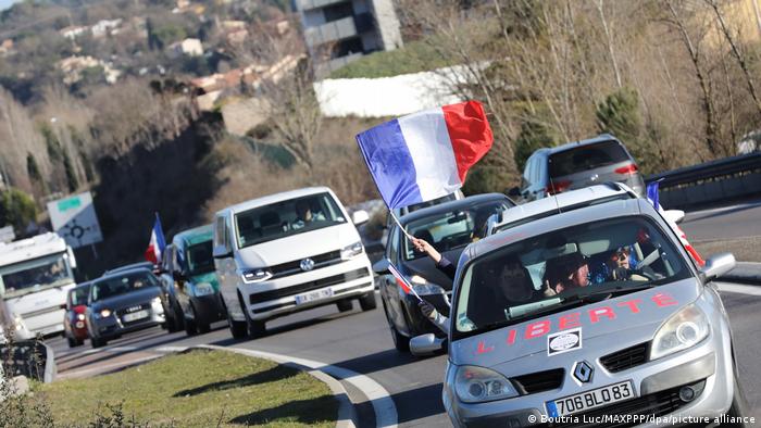 The all truck drivers forum and allied south africa have called for a nationwide shutdown. France Freedom Convoy Copies Canada Trucker Protests News Dw 09 02 2022
