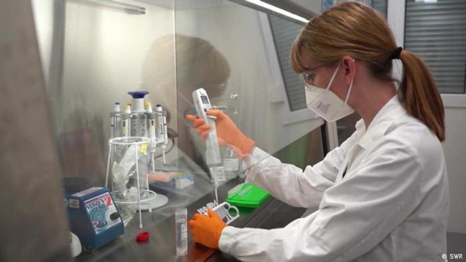 Mujer en un laboratorio.