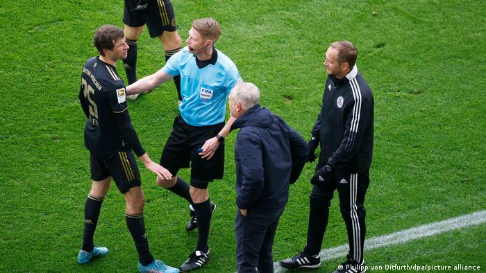 Arminia bielefeld 0 0 14:30 bayern munich. Bayern Munich Have 12 Players On The Field In Win At Freiburg Sports German Football And Major International Sports News Dw 02 04 2022