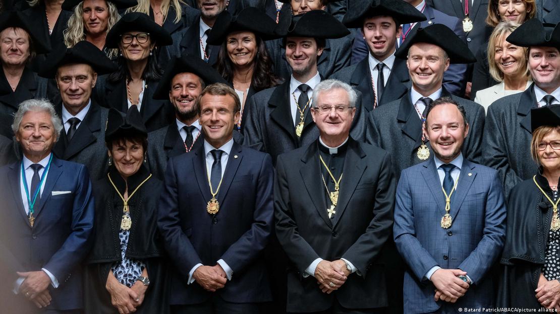 Macron y Vives junto al jefe de gobierno de Andorra, Xavier Espot Zamora, durante una visita del presidente francés el 12 y 13 de septiembre de 2019.