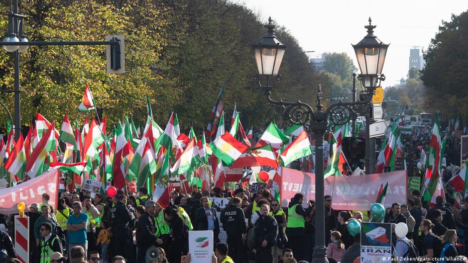 Iran rights protest in Berlin attracts 1000’s – DW – 10/22/2022