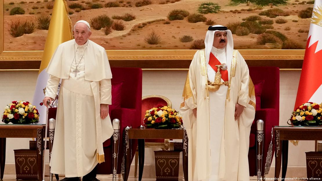 Francisco y Al Khalifa durante una visita para fomentar el diálogo con el mundo islámico en noviembre de 2022.