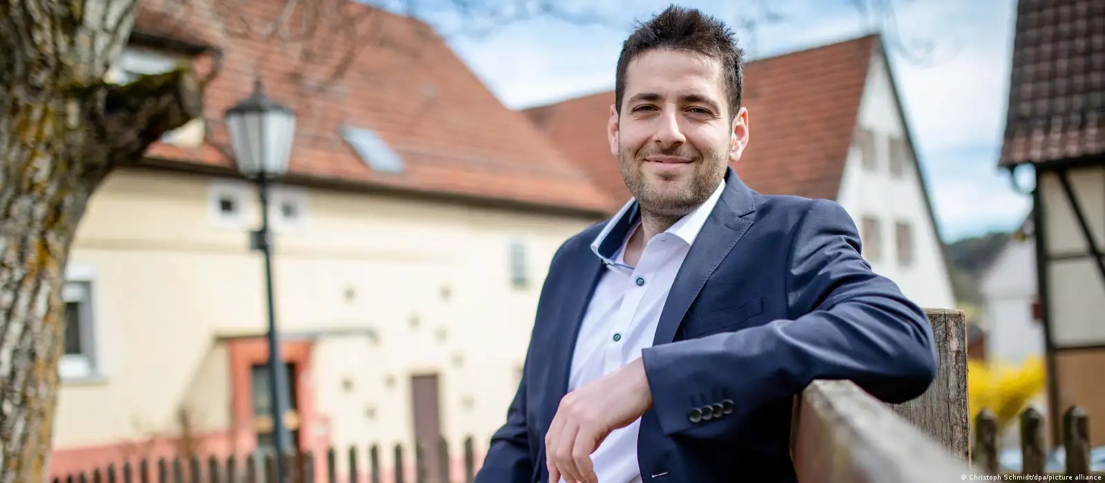 German village elects Syrian refugee as mayor – DW – 04/03/2023