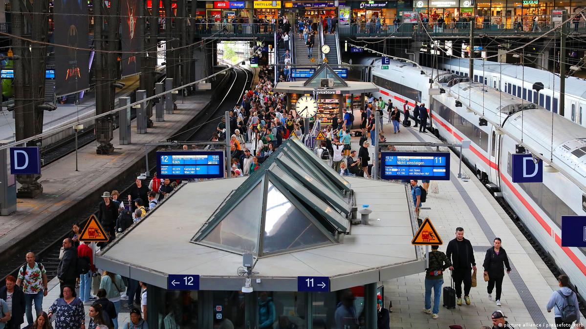 German police probe 'political motive' in railway fires