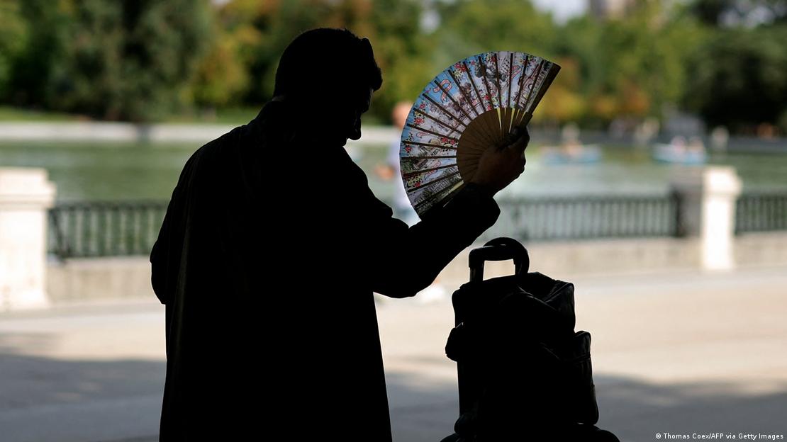 Silueta de una persona con abanico en la Comunidad de Madrid, que está en nivel naranja: riesgo importante en fenómenos meteorológicos no habituales y para actividades usuales. Silueta de una persona con abanico en la Comunidad de Madrid, que está en nivel naranja: riesgo importante en fenómenos meteorológicos no habituales y para actividades usuales.