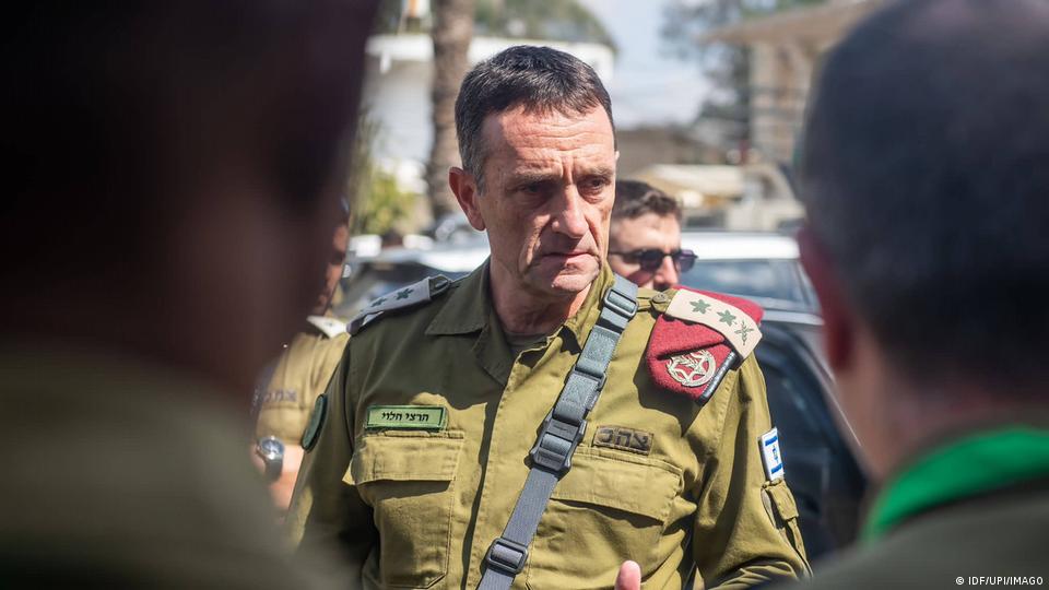 El jefe de las Fuerzas de Defensa Israelíes, Herzi Halevi, ayer en el comando sur del país.