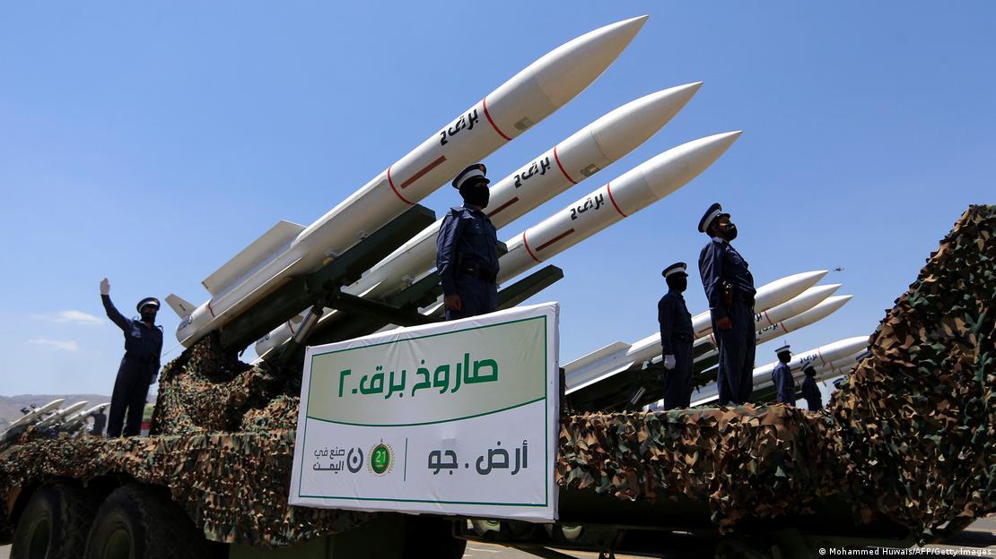 Soldados hutíes hacen guardia junto a un portamisiles durante un desfile militar oficial que marcó el noveno aniversario de la toma de la capital de Yemen, Saná, por los hutíes, el 21 de septiembre de 2023.