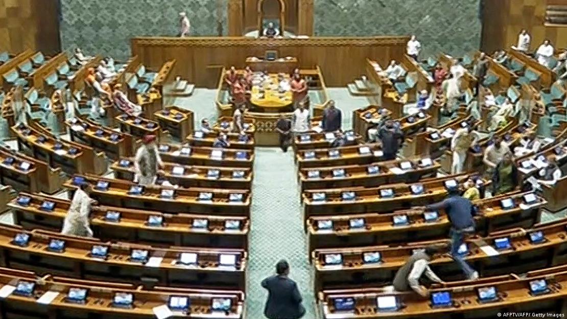 Un hombre salta sobre los bancos del Parlamento indio, en Nueva Delhi. 
