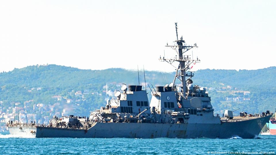 El buque de guerra USS Laboon pasa por el estrecho del Bósforo en junio de 2021.