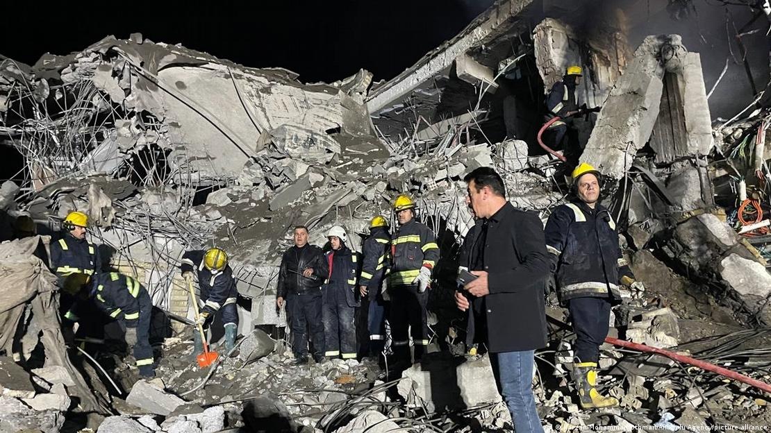 Personal de rescate examina las ruinas de un edificio tras un ataque de Irán en Erbil, Irak. Personal de rescate examina las ruinas de un edificio tras un ataque de Irán en Erbil, Irak.